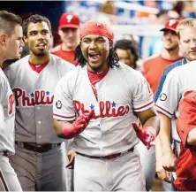  ?? FUENTE EXTERNA ?? Maikel Franco celebra en el dugout de los Filis luego de disparar su jonrón.