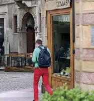  ??  ?? La rapina Negli scatti di Matteo Rensi, gli attimi concitati della rapina di ieri mattina in via San Pietro. Dall’alto, in senso orario, Mario Caneppele e Stefania Branch, accorsi alla gioielleri­a vedono un rapinatore e allertano la gente. Qui sopra,...