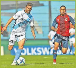  ?? FOTOBAIRES ?? CELESTE. Costa lleva la pelota ante la impotencia de Milo.