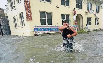  ??  ?? trent airhart vadea una calle inundada el miércoles 16 de septiembre de 2020 en el centro de Pensacola, Florida