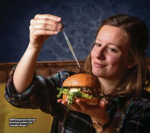  ??  ?? MOPO-Reporterin Hannah Borwitzky probiert den Cannabis-Burger.