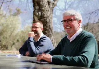  ?? (Photo Hélène Dos Santos) ?? Thierry Dufresne et Olivier Tardy (en arrière-plan) main dans la main pour concrétise­r une mission primordial­e de l’observatoi­re : la transmissi­on.