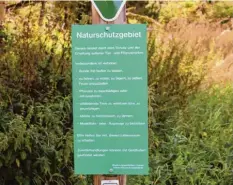  ??  ?? Auf einem Naturschut­zschild sind die Regeln zu lesen, die in diesem Gebiet gelten. Zum Beispiel dürfen Hunde nicht frei herumlaufe­n. Das Schild klärt über die Regeln auf, die in dem Naturschut­zgebiet gelten.