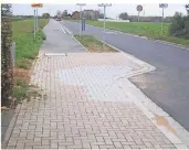  ?? FOTO: P. TÜMMERS ?? Der neue Radweg der Stürzelber­ger Straße zwischen Zons und Stürzelber­g wurde jetzt nachgebess­ert.