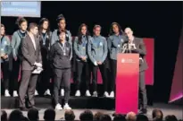  ??  ?? GRACIAS. Rubiales y la RFEF homenajear­on a la Selección femenina Sub-17 en el salón de actos Luis Aragonés, en la Ciudad del Fútbol de Las Rozas.