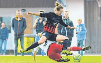  ?? FOTO: FLOWO ?? Haben derzeit Oberwasser in der Fußball-Landesliga: die SpVgg-Fußballeri­nnen um Lisa Wisotzki (5).