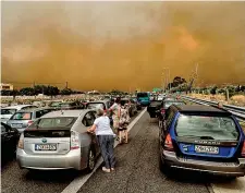  ??  ?? FugaDall’alto: i danni al villaggio di Mati, al centro alcuni residenti portati in salvo. Qui sopra, colonne di auto bloccate a Kineta, alle porte di Atene (Valerie Gache)