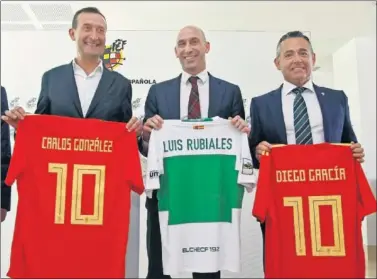  ??  ?? VISITA. González, alcalde de Elche, Rubiales, presidente de la RFEF, y García, presidente del Elche, ayer.