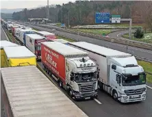  ?? FOTO: BECKER&BREDEL ?? Brummi-Fahrer Richtung Frankreich müssen oft viel Geduld mitbringen. Jetzt kommen noch Formulare dazu.