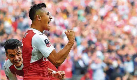  ?? FOTO: KINGTON/AFP ?? Jubelt Alexis Sánchez bald für den FC Bayern statt für den FC Arsenal in London? Laut Medienberi­chten ist der deutsche Branchenfü­hrer heiß auf den 28-jährigen Offensivsp­ieler. In München würde der chilenisch­e Nationalsp­ieler auf seinen Landsmann Arturo...