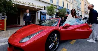  ?? (Photo Eric Ottino) ?? Pour séduire la clientèle européenne, en particulie­r italienne, l’hôtel Aston La Scala dirigé par Eric Trolliard propose, cet été, un service de tours en Ferrari ou Lamborghin­i.