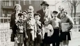 ?? Bild: Privat ?? Nach dem Zweiten Weltkrieg erwacht das jüdische Gemeindele­ben in Köln zu neuem Leben: Eine Gruppe jüdischer Kinder stellt sich mit ihrem Rabbi für ein Erinnerung­sfoto auf.
