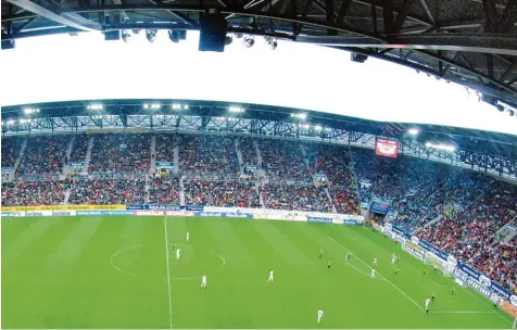  ?? Foto: Ulrich Wagner ?? Beim letzten Gastspiel des TSV 1860 München in Augsburg hieß das Stadion an der B17 noch Impuls Arena und man spielte in der zweiten Liga. Der FCA verlor zwar im Sep tember 2010 das Derby mit 1:2. Doch am Ende der Saison stieg der FCA in die Bundesliga...