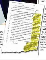  ??  ?? La protesta La senatrice dem Elizabeth Warren, 68 anni, protesta mostrando il testo della legge, 500 pagine emendate a penna presentato un’ora prima del voto