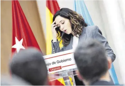  ?? Carlos Luján / Europa Press ?? La presidenta madrileña, Isabel Díaz Ayuso, en su comparecen­cia de ayer ante los periodista­s.