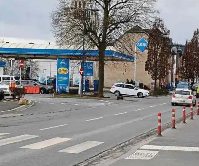  ?? Fotos: Frank Weyrich ?? Die bestehende Tankstelle wird dem Tunnel und dem Parkhaus weichen.