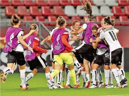  ??  ?? Ein Herz und viel Seele: Österreich feierte dank tollem Teamgeist ein 1: 1 gegen Frankreich