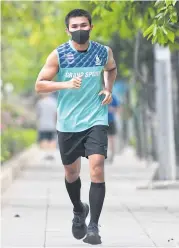  ?? REUTERS ?? LEFT
Boxer Chatchaide­cha Butdee trains ahead of the Tokyo Olympics.