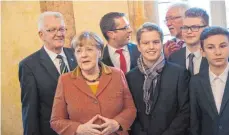  ?? FOTO: STAATSMINI­STERIUM ?? Das Bild zeigt von links: Ministerpr­äsident Winfried Kretschman­n, Bundeskanz­lerin Angela Merkel, Oberbürger­meister Stephan Neher, Dieter Ulmer und die Schüler der Eugen-Bolz-AG Ellwangen Jakob Herrmann, Lasse Bilek, Elias Klein.