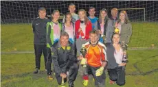  ?? FOTO: VEREIN ?? Die erfolgreic­hen Vertreter der Mannschaft­en präsentier­en sich stolz mit Pokal.