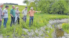  ?? FOTO: STEINHAUSE­R ?? Es ist doch möglich: Jeder kann etwas für den Artenschut­z tun. Naturschüt­zer Günter Jahn aus Engetsweil­er bei Neuravensb­urg hat ein ökologisch­es Kleinod geschaffen. Am Freitag stellte er das fertiggest­ellte Projekt Interessie­rten und Nachbarn vor.