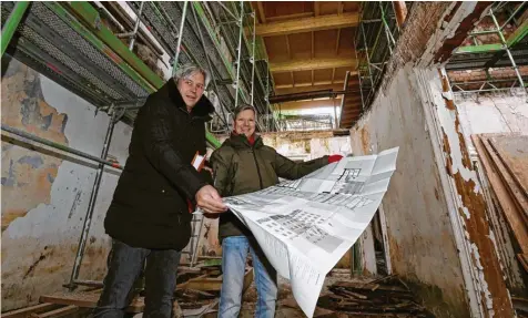  ?? Fotos: Silvio Wyszengrad ?? Architekt Stefan Schrammel (rechts) und Bauleiter Martin Geck beraten sich in der Brandruine an der Karolinens­traße 15.