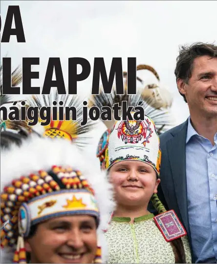  ??  ?? KANÁDA EAMIÁLBMOT: Kanáda stáhtamini­sttar, Justin Trudeau, ovttas Cowessess-čearuin Saskatchew­anas.