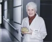  ?? Berkeley ?? UNLOCKING THE MYSTERIESU­C Marian Cleeves Diamond with a preserved human brain at UC Berkeley, where she taught for years.