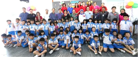  ??  ?? Fatimah and headmaster Andrew Ting (standing behind the children – ninth and 10th left, respective­ly) in a photo-call with the pupils, their teachers and other local officers during her visit to Ting Cha Hua Kindergart­en.