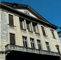  ??  ?? ChiusoIl Teatro Nuovo è stato inaugurato nel 1901, diventando cinema negli anni Sessanta per tornare in seguito anche sala per spettacoli. La struttura è stata chiusa nel 2005