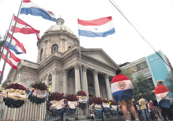  ??  ?? De manera espontánea varias personas depositaro­n en la jornada de ayer, coronas y ramos de flores en el vallado del Panteón de los Héroes y realizaron una marcha en rechazo a los actos vandálicos del sábado en que también quemaron la bandera nacional. Por otro lado, la ciudadanía igualmente critica el descuido que tiene la municipali­dad con los pabellones.