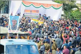  ??  ?? People pay their last respect to Mohan Lal Raturi in Dehradun on Saturday.