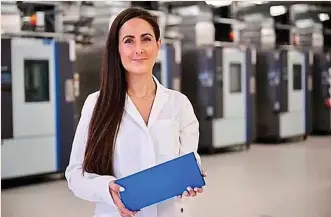  ?? ?? La ingeniera española Silvia-Luna Yzaguirre Sánchez en una planta de VW en Alemania.