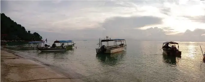  ??  ?? Panoramic view of the sunset at Coral Bay.