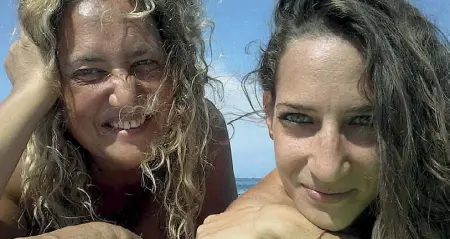  ??  ?? Estate 2017 Elena Aubry, 25 anni, con la mamma Graziella in un selfie scattato un anno fa. Il 6 maggio scorso l’incidente mortale