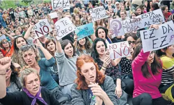  ??  ?? Manifestan­tes regresaron ayer a las calles a expresar su furia por el fallo del caso La Manada, anunciado el jueves, por el que cinco hombres fueron sentenciad­os por abuso, no violación, contra una joven de 18 años.