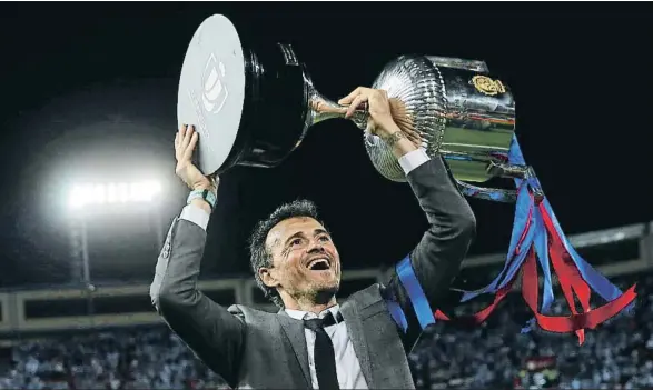  ?? SUSANA VERA / REUTERS ?? Un feliz Luis Enrique se despidió del Barcelona levantando la Copa del Rey, su noveno título en tres temporadas