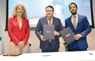  ?? F.E ?? Katja Afheldt, Eduardo Sanz Lovatón y Fabio Guzmán Saladín firmaron el acuerdo.