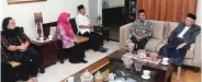  ?? HARIYANTO TENG/JAWA POS ?? MINTA RESTU: Jajaran pimpinan UT Surabaya berkunjung ke kediaman pengasuh Pondok Pesantren Tebu Ireng Gus Solah.