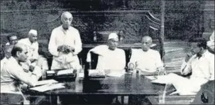 ?? ALAMY STOCK PHOTO ?? Jawaharlal
■
Nehru addressing a meeting of a committee of the Constituen­t Assembly in New Delhi, 1949