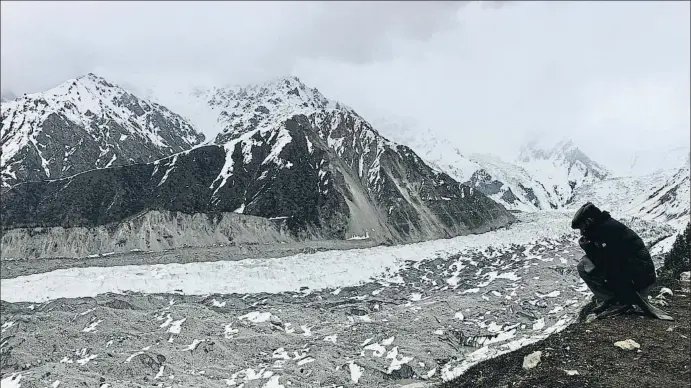  ?? XAVIER MAS DE XAXÀS ?? Muyajadid, agricultor y campeón de polo, contempla el glaciar de Raikot, a los pies del Nanga Parbat, extremo occidental del Himalaya, en el norte de Pakistán
