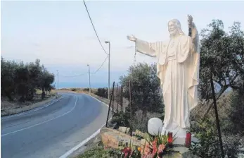  ?? FOTO: THOMAS MIGGE ?? Allein der Anblick der Christussk­ulptur an der Via Gibilrossa in Palermo reicht aus, um Müllsünder, die dort mit Vorliebe ihren Unrat entsorgt haben, abzuschrec­ken.