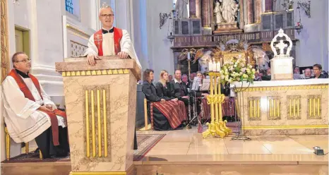  ?? FOTO: ANTON HÖRNLE ?? Die Pfarrer Stefan Maier (rechts) und Paul Notz feiern den Gottesdien­st in der St.Verena-Kirche.