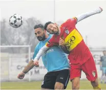  ?? PABLO PRESTI - LA NUEVA. ?? En lo alto luchan Lucas Martínez (derecha) y Martín Poncetta, quien hizo su debut con la camiseta de San Francisco.