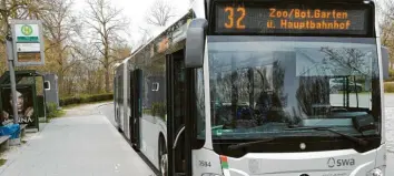  ?? Foto: Silvio Wyszengrad ?? Ab sofort ist die Fahrt mit dem Bus der Linie 32 an Sonntagen nicht mehr kostenlos. Fahrgäste müssen also wieder zahlen. Die Stadtwerke haben eine Bilanz der Gratis-Aktion gezogen.