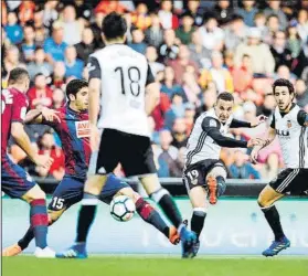  ?? FOTO: EFE ?? Rodrigo prueba el chut. El Valencia se topó con un Eibar bien plantado en Mestalla
