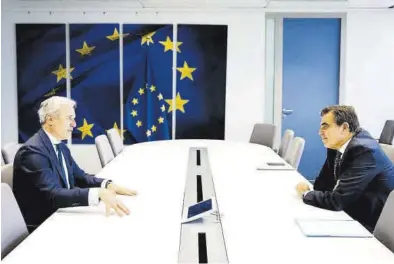  ?? GOBIERNO DE ARAGÓN ?? Jorge Azcón, ayer en una reunión con el vicepresid­ente de la Comisión europea, Margaritis Schinas.