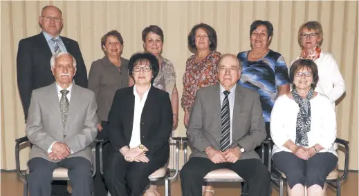  ??  ?? Membres du conseil d’administra­tion de la Villa Beauséjour. À l’avant : Albert Sewell, secrétaire, Agathe Garvie, présidente, Adelbert Dugas, trésorier et Louise Roy, vice-présidente. Debout : Stéphane Cormier, Gracia Landry, Mirila Boucher, Johanne...