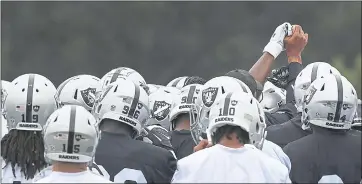  ?? BEN MARGOT — THE ASSOCIATED PRESS ?? The Raiders huddle during practice Tuesday at their Alameda facility, beginning three days of organized team activities.