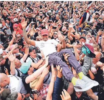  ?? FOTO: DAVID DAVIES ?? So weit die Fans einen tragen: Fans feiern Lewis Hamilton am 14. Juli 2019 in Silverston­e für seinen Grand-Prix-Sieg beim Heim-Rennen.